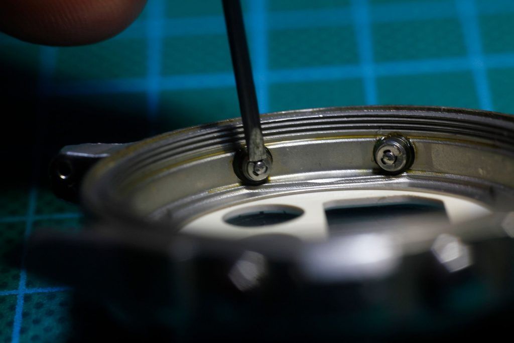 Extracción, limpieza y engrasado de botones 6 Extraer presilla con el destornillador